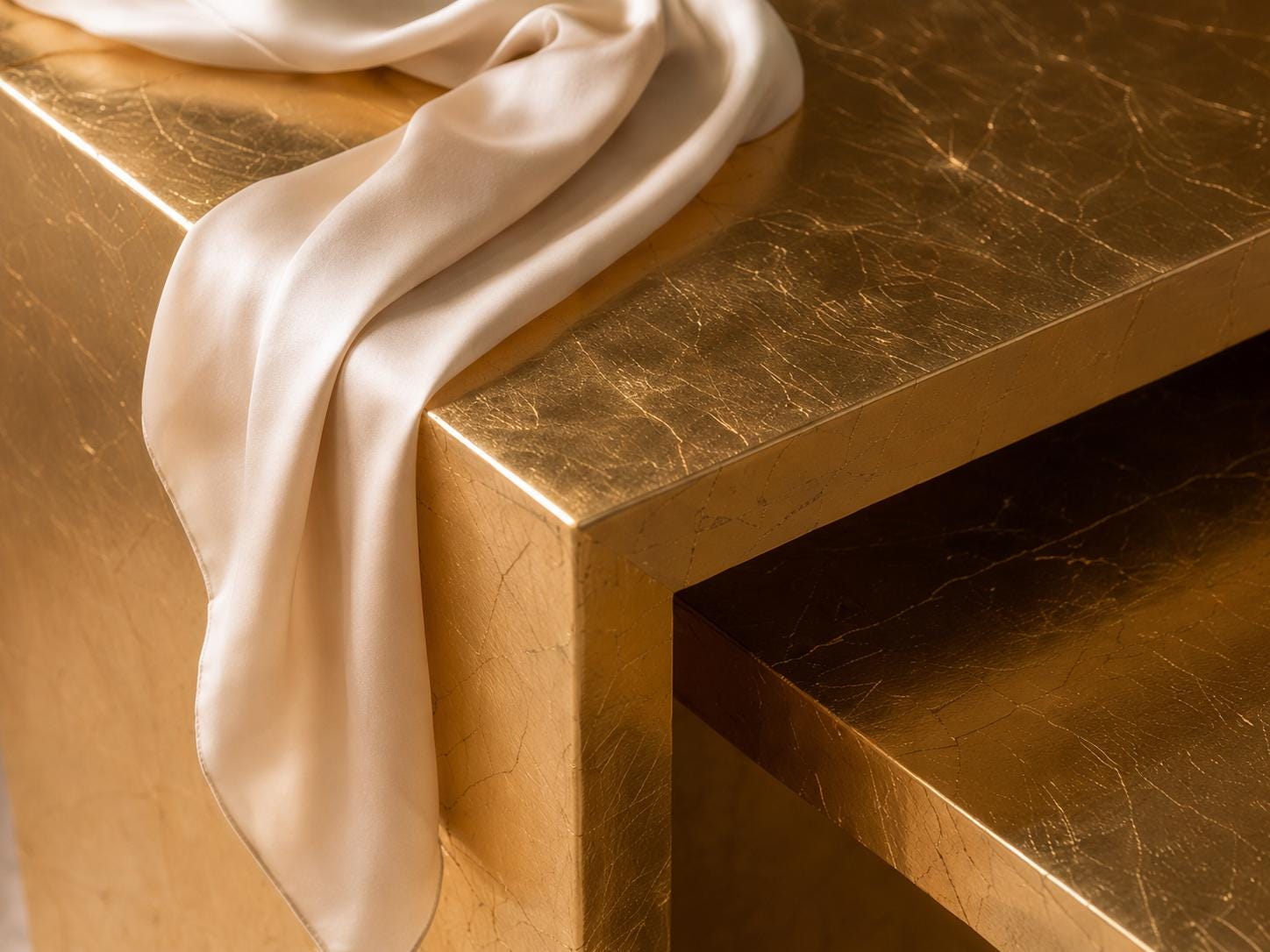 Set di 2 tavolini a incastro Gold Leaf, tavolini con finitura lucida epossidica, tavolini d'appoggio di lusso fatti a mano, mobili moderni Art Déco